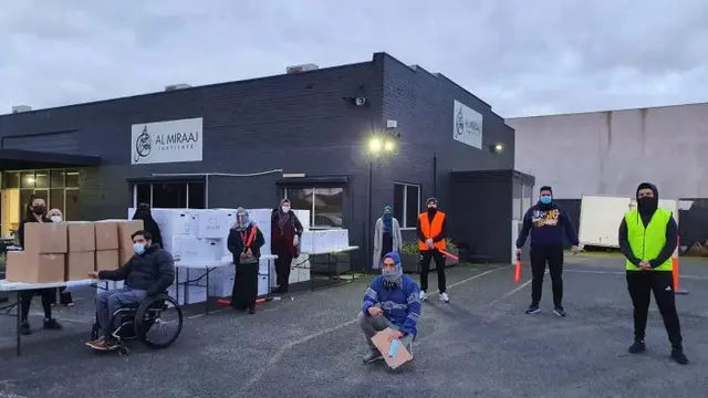 Sukarelawan Pusat Komunitas Relawan di Melbourne, Australia bersiap melayani drive-through Idul Adha. (Dok: PGCC)