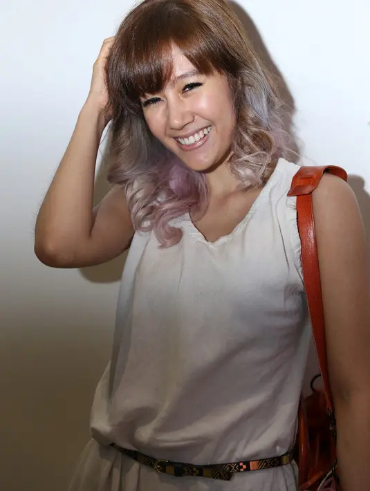 'Tiga hari ini emang sibuk bangat, kali ini dia (Gandhi) jadi pemain, aku cuma bisa kasih support. Biasanya kan dia yang temenin aku terus, jadi sekarang aku temenin dia dong,' timpal Ardina Rasti. (Andy Masela/Bintang.com)