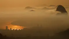 Pemandangan gunung Sugarloaf yang sebagian diselimuti awan tipis saat matahari terbit di Rio de Janeiro, Brasil, 4 mei 2016. Kota Rio de Janeiro akan menjadi tuan rumah Olimpiade 2016 dalam waktu dekat ini. (REUTERS/Ricardo Moraes)