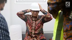 Gubernur DKI Jakarta, Anies Baswedan memakai helm saat meresmikan Gardu Distribusi Listrik (Receiving Substation/RSS) bawah tanah MRT Jakarta di Taman Sambas, Jakarta, Jumat (13/7). (Liputan6.com/Johan Tallo)