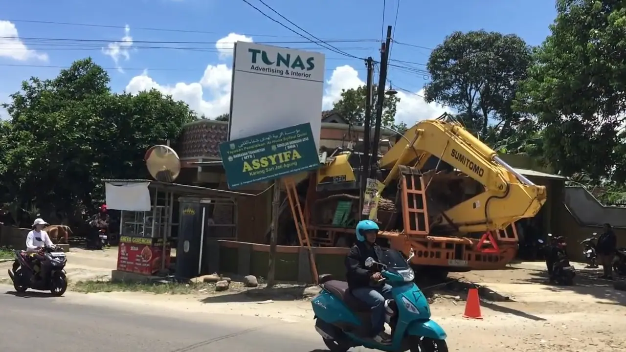 Truk tronton pengangkut alat berat menabrak rumah sekaligus ruko milik warga hingga mengalami kerusakan parah di Lampung Selatan.