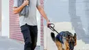 Jake Gyllenhaal terlihat tengah mengajak anjingnya yang berjenis German Shepherd, Atticus, berjalan-jalan di Los Angeles. (Bauer-Griffin/GC Images/USMagazine)