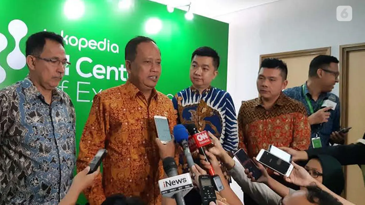 Menristekdikti  Mohamad Nasir bersama Co-Founder sekaligus CEO Tokopedia William Tanuwijaya di Kampus UI Depok, Kamis (28/3/2019). Liputan6.com/Agustin Setyo W