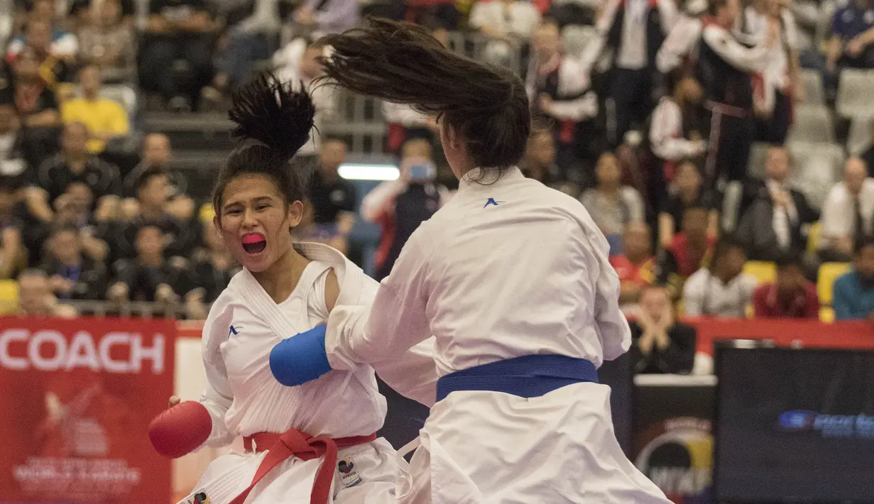 Karateka Indonesia, Ceyco Georgia Zefanya beradu pukulan saat partai final nomor Junior Kumite 59+ kg pada Kejuaraan Dunia Karate Junior, Cadet dan U-21 di ICE BSD, Tangerang, Jumat (13/11/2015). (Bola.com/Vitalis Yogi Trisna) 