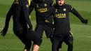 <p>Penyerang Paris Saint-Germain (PSG) Lionel Messi (kanan) mengontrol bola di samping rekan setimnya Marco Verratti dan Sergio Ramos jelang laga tandang ke kandang Marseille pada babak 16 besar Coupe de France 2022/2023, di Saint-Germain-en-Laye, Selasa (7/2/2023). PSG memiliki rekor Piala yang sangat baik melawan Marseille, memenangkan 10 dari 11 pertemuan terakhir antara klub, termasuk dua final dalam dua dekade terakhir. (FRANCK FIFE / AFP)</p>