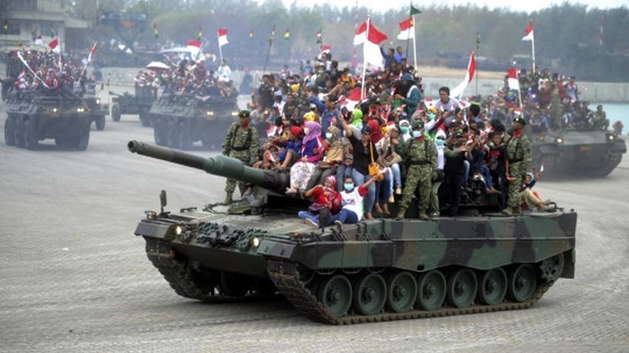 Antusiasme warga naik kendaraan kelas berat TNI