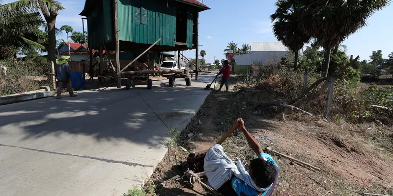 Cara Penduduk Desa di Kamboja Pindahkan Rumah Kayu