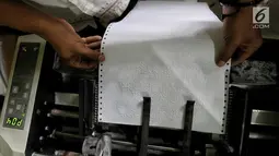 Pekerja menyelesaikan percetakan Al Quran Braille di Yayasan Raudlatul Makfufin, Tangerang Selatan, Kamis (24/5). Al Quran ini memiliki tiga varian yakni dengan terjemahan Bahasa Indonesia, Bahasa Inggris dan tanpa terjemahan. (Liputan6.com/Fery Pradolo)