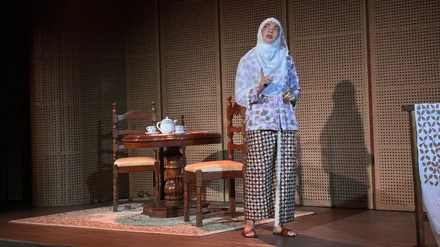 Tika Bravani bakal menjadi istri dari pendiri Muhamadiyah KH Ahmad Dahlan, Siti Walidah dalam pementasa teater monolog.