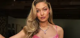 Gigi Hadid tampil dengan gaun Wiederhoeft koleksi Spring 2026 senilai Rp264 juta di pernikahan Taylor Swift. Rambut “Soft Serve Blowout” terinspirasi es krim. (@dimitrishair)