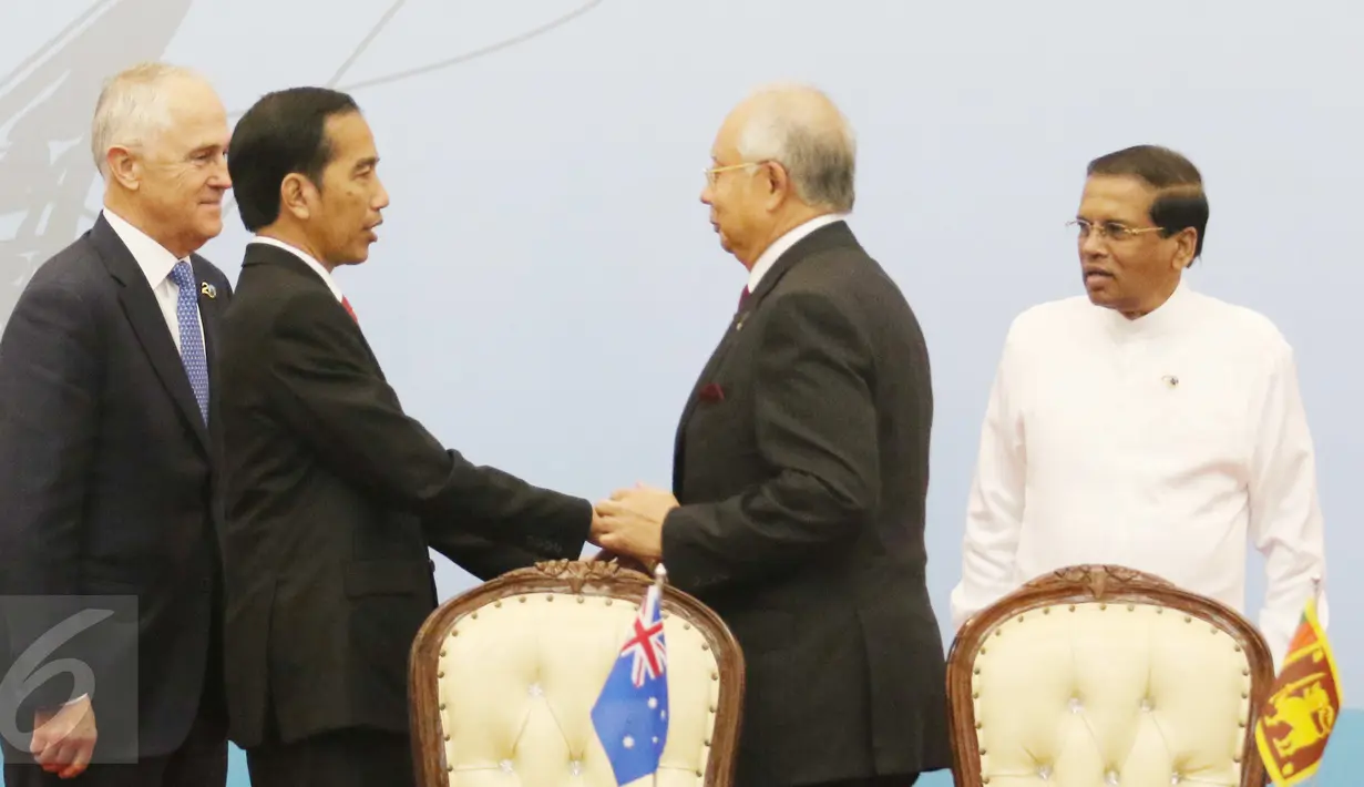 Presiden Jokowi berbincang dengan sejumlah delegasi dari beberapa negara usai penandatanganan Jakarta Concord pada KTT Indian Ocean Rim Association (IORA) 2017 di Jakarta Convention Center, Jakarta, Selasa (7/3). (Liputan6.com/Angga Yuniar)