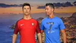 Cristiano Ronaldo berfoto bersama patung lilin dirinya saat berada dipajang dalam museum CR7  tempat kelahiran Ronaldo di Madeira, Portugal, (23/7/20160.  (AFP/Joana Sousa)