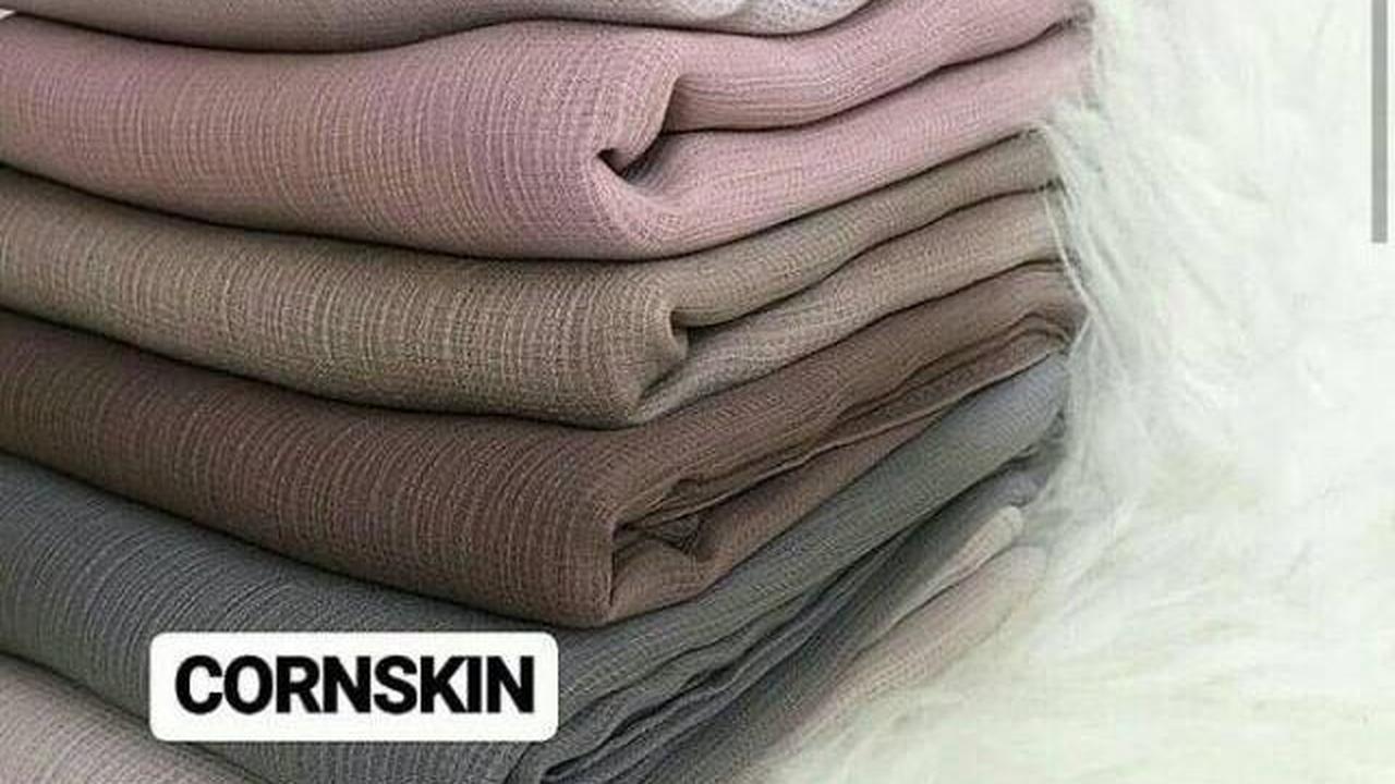 Selain itu, hijab dengan bahan cornskin juga terasa ringan saat dipakai, menjadikannya pilihan yang ideal untuk cuaca panas.
