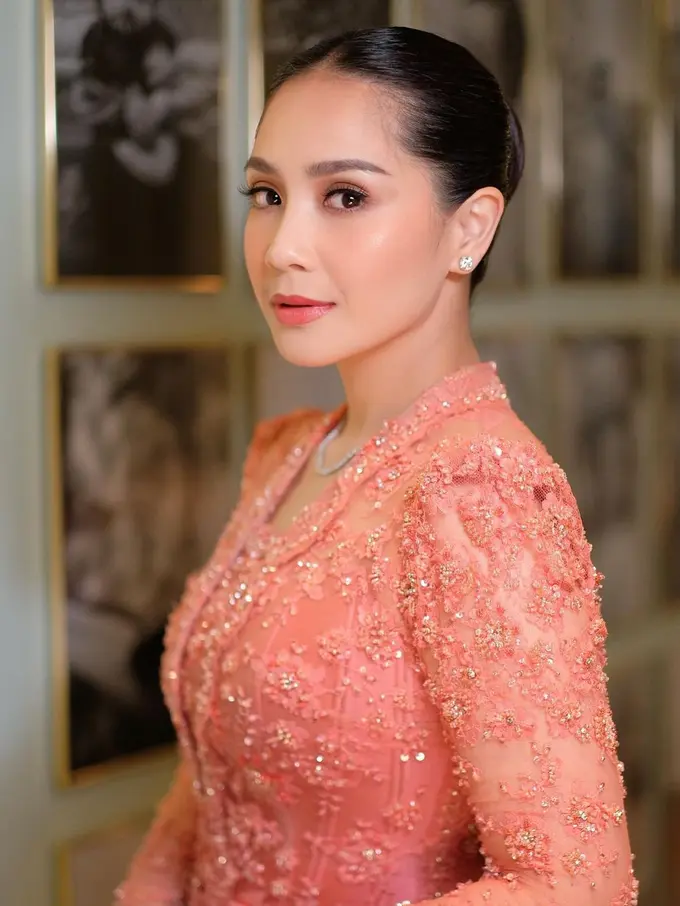 Gaya Nagita Slavina Dampingi Raffi Ahmad Dilantik Jadi Utusan Khusus Prabowo, Pancarkan Elegansi Ibu Pejabat dengan Kebaya Oranye