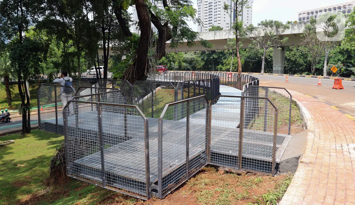 Fasilitas pejalan kaki di Taman Semanggi, Jakarta, Rabu (12/10/2022). Gubernur DKI Jakarta Anies Baswedan menyatakan pembangunan fasilitas pejalan kaki dan jalur sepeda itu bertujuan untuk memberikan ruang interaksi dan oase baru bagi warga Ibu Kota dan sekitarnya. (Liputan6.com/Herman Zakharia)