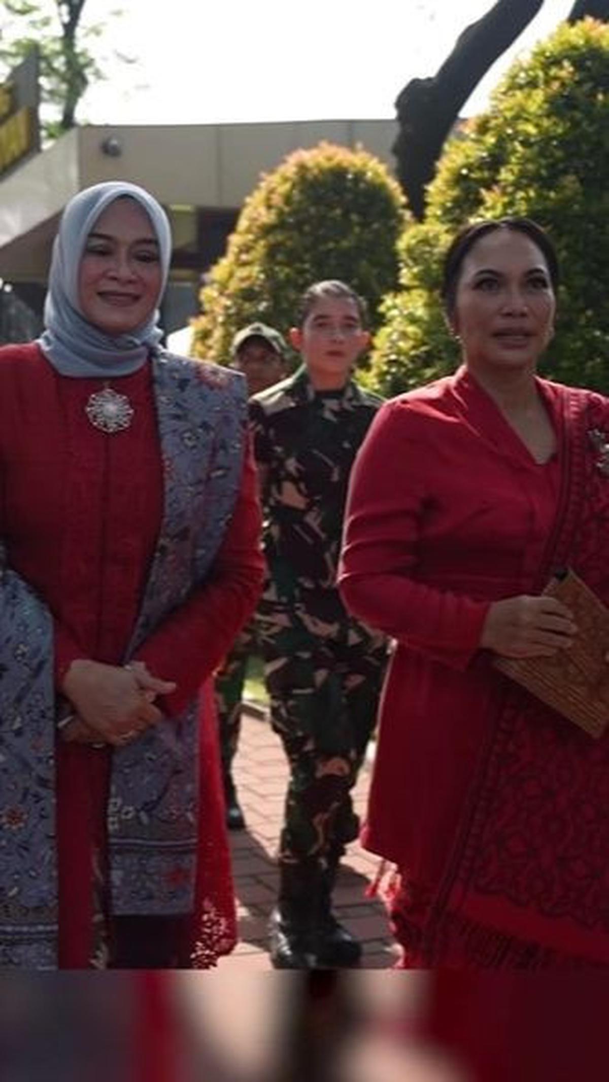 Uli juga terlihat berjalan bersama istri Panglima TNI.&nbsp;