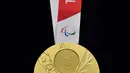 Bagian belakang medali emas Paralimpiade Tokyo 2020 ditampilkan saat Chef de Mission Seminar bersama Komite Paralimpiade Nasional masing-masing negara di Tokyo, Jepang, Selasa (10/9/2019). Medali Paralimpiade terbuat dari bahan yang sama dengan medali Olimpiade. (Toshifumi Kitamura/AFP)