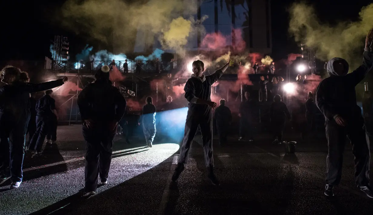 Penari mengambil bagian dalam 'RUSH' pertunjukan tari, cahaya, musik dan proyeksi dalam Festival Seni Visual Lightpool di situs bekas kantor polisi, Blackpool, Inggris (26/10). Pertunjukan ini diikuti lebih dari 100 penari. (AFP Photo/Oli Scarff)