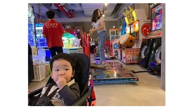 Kelakuan Emak-Emak Saat Temanin Anak Bermain Ini Bikin Bingung