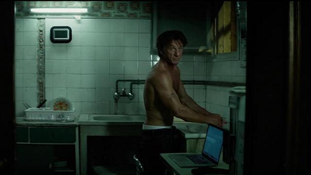 Sean Penn dalam The Gunman yang hadir di Bioskop Trans TV (Foto: Open Road via imdb.com)