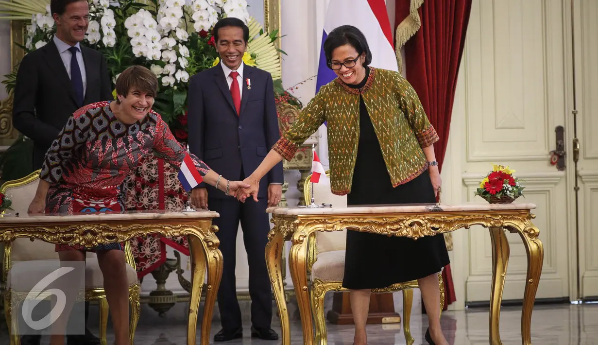 Menteri Keuangan Indonesia, Sri Mulyani berjabat tangan dengan Menteri Kerja Sama Perdagangan dan Pembangunan Belanda, Lilianne Ploumen seusai penandatangan MoU di Istana Merdeka, Jakarta, Rabu (23/11). (Liputan6.com/Faizal Fanani)