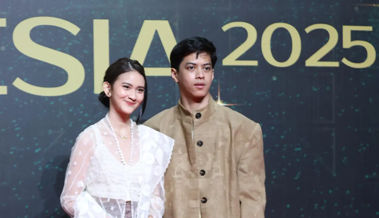 Debut di FFI 2025, Harleya Princy padukan tanktop putih dengan outer kebaya yang senada. Dipadu dengan bawahan bermotif aksara Jawa dan handbag bulat [Budi Santoso]