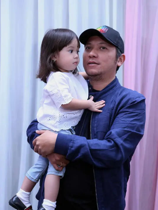 Suami Gisel itu juga membantah dirinya tidak lagi terlihat dilayar kaca lantaran dipecat. Gading mengaku, hingga kini hubungannya masih baik. Bahkan sempat ditawari membawakan sebuah acara besar. (Nurwahyunan/Bintang.com)