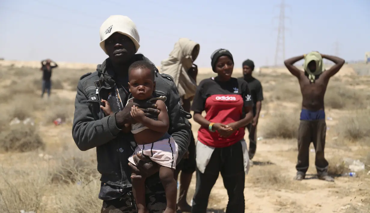Pihak berwenang Tunisia mengusir ratusan migran ke padang pasir bulan lalu karena ketegangan rasial di negara itu meningkat. (AP Photo/Yousef Murad)