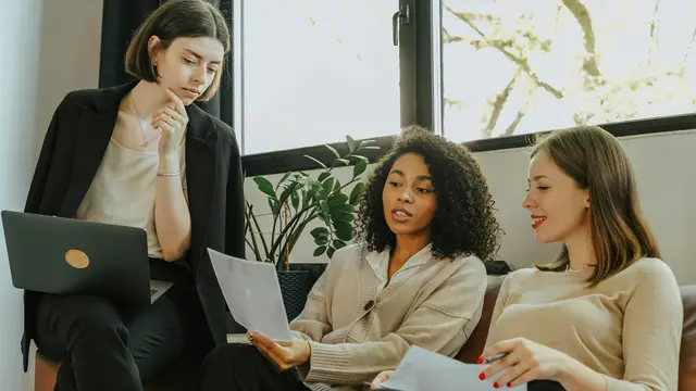 Para wanita sedang berdiskusi