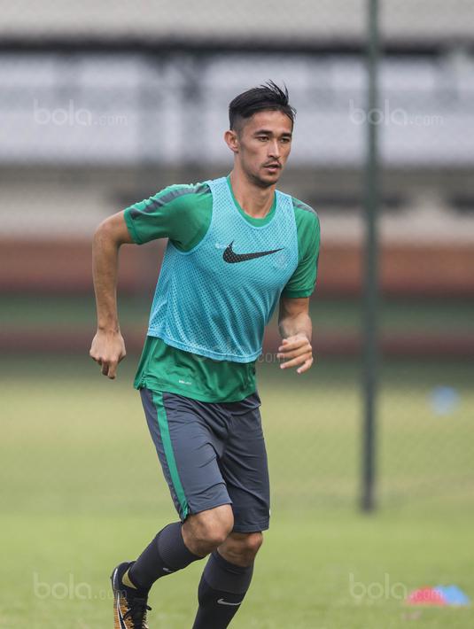 Bek Timnas Indonesia U-22, Gavin Kwan, menggiring bola saat latihan di Lapangan SPH Karawaci, Banten, Jumat (11/8/2017). Ini merupakan latihan terakhir sebelum berangkat ke Malaysia. (Bola.com/Vitalis Yogi Trisna)