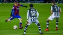 Pemain Barcelona Pedri (kiri) mencoba melakukan tembakan saat melawan Levante pada pertandingan La Liga Spanyol di Stadion Camp Nou, Barcelona, Spanyol, Minggu (13/12/2020). Barcelona menang 1-0. (AP Photo/Joan Monfort)