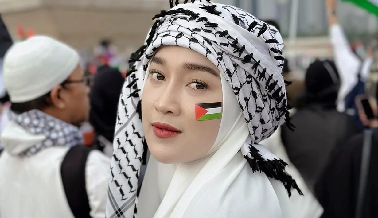 Unggah foto saat ikut aksi bela Palestina, Ririe Fairus disebut ikut aksi tersebut hanya sebagai ajang selfie. Meski ada yang komentari penampilannya, namun tak sedikit netizen yang memuji dan membela Ririe Fairus. Poles wajahnya dengan makeup natural, penampilan Ririe Fairus bikin pangling. (Liputan6.com/IG/@ririe_fairus)