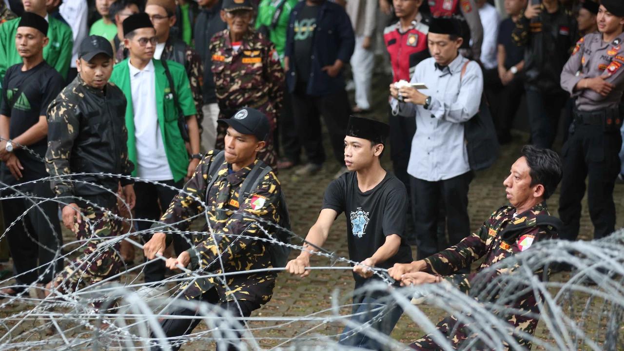 FOTO: Aksi Penolakan Banser Usai Penahanan Yaqut Cholil Qoumas