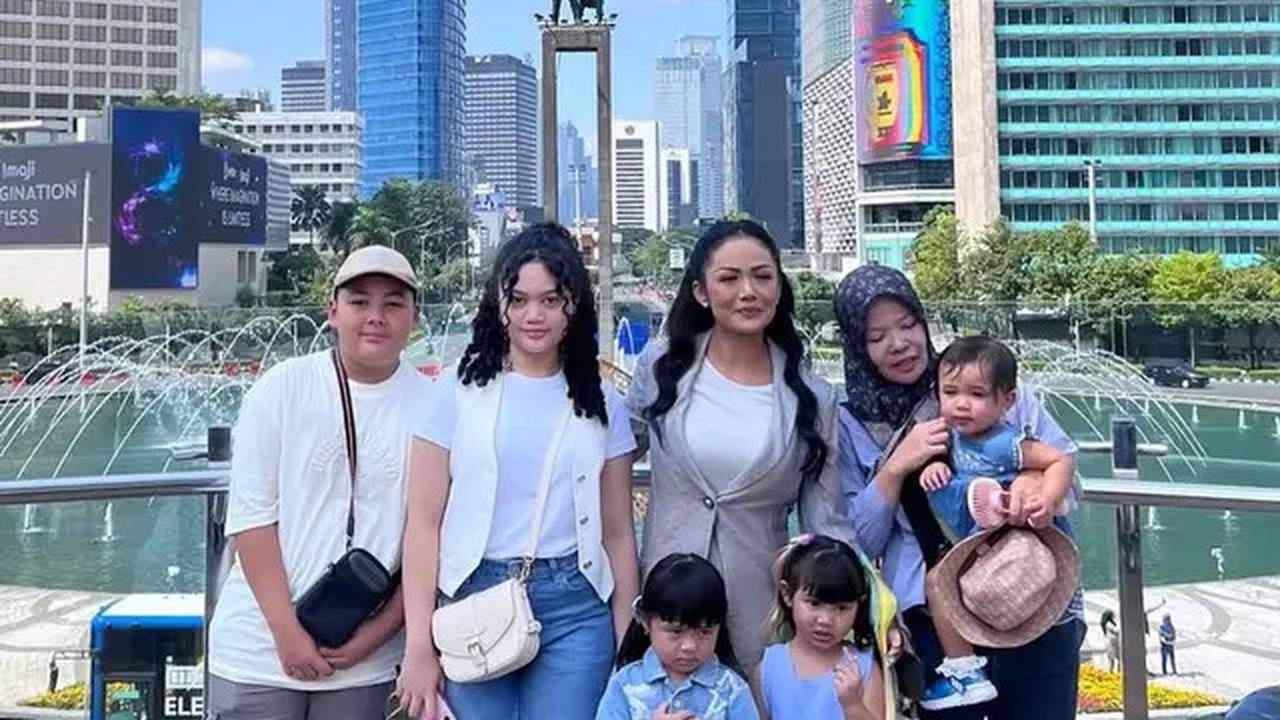 Aurel Liburan ke Madrid, Ini 6 Potret Krisdayanti Momong Ameena dan Azura di Jakarta