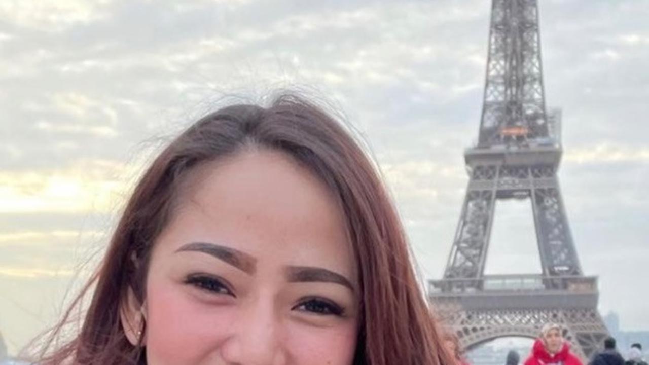 Anisha Dasuki tampaknya hobi traveling. Ia kerap mengungah momennya saat liburan.