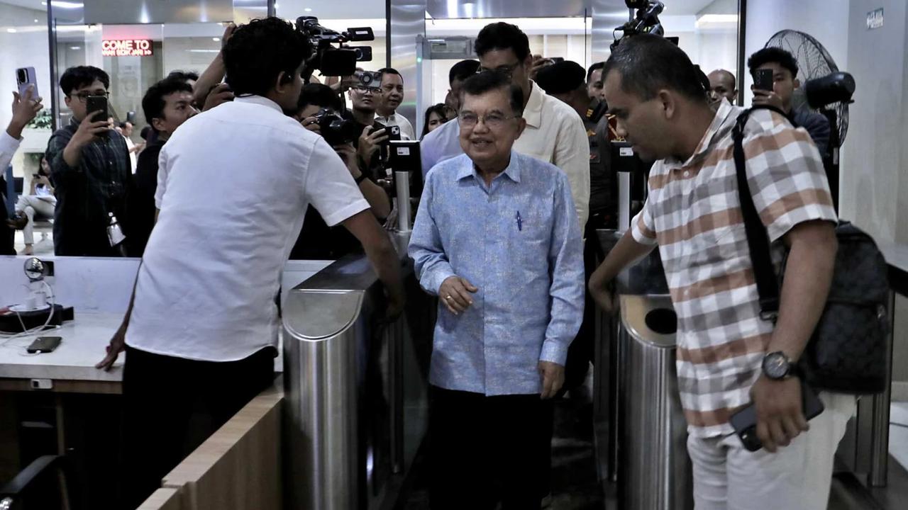 FOTO: Rismon Hasiholan Sianipar Dilaporkan Jusuf Kalla ke Bareskrim