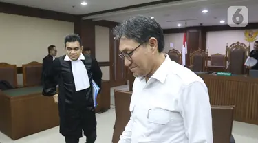 Mantan Anggota DPR periode 2014-2019, Sukiman meninggalkan ruangan usai menjalani sidang dakwaan di Pengadilan Tipikor, Jakarta, Kamis (26/12/2019). Sukiman didakwa menerima suap senilai Rp 2.650.000.000 dan USD 22 ribu atau sekitar Rp 312 juta. (Liputan6.com/Herman Zakharia)