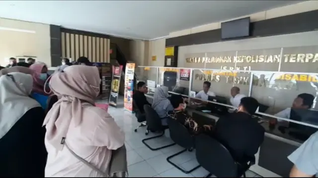 Puluhan emak-emak korban investasi bodong di Kabupaten Tasikmalaya, mendatangi SPKT Polres Tasikmalaya, melaporkan N, admin perusahaan yang diduga menjadi salah pelaku investasi bodong. (Liputan6.com/Jayadi Supriadin)