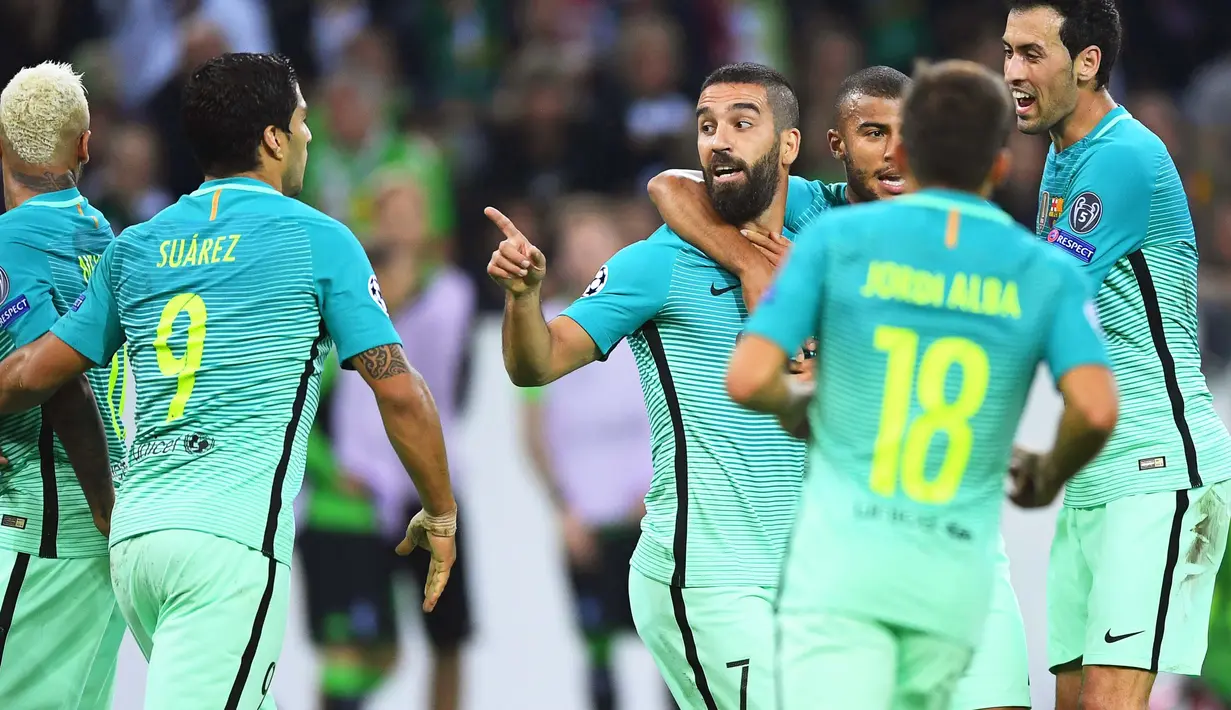 Pemain Barcelona, Arda Turan (tengah) menyumbangkan satu gol saat timnya menumbangkan  Borussia Moenchengladbach 2-1 pada laga group C  Liga Champions di Moenchengladbach Park, Jerman,Kamis (29/9/2016) dini hari WIB. (EPA/Marius Becker)