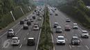 Kendaraan melintas di jalan tol dalam kota di kawasan Tanjung Barat, Jakarta, Sabtu (2/1/2016). Kondisi lalu lintas ramai lancar akibat banyaknya warga yang belum kembali usai berlibur di luar kota. (Liputan6.com/Immanuel Antonius)