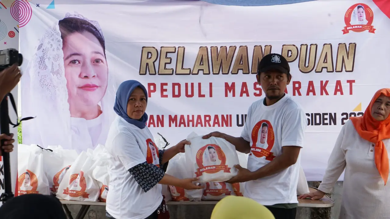 Relawan Puan membagikan sembako untuk warga. (Istimewa)