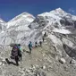 Pada 22 Februari 2016, pendaki melewati gletser di base camp Mount Everest, Nepal. (AP Photo/Tashi Sherpa)