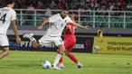 Pemain Timnas Indonesia U-23, Jens Raven berusaha mencetak gol ke gawang Laos dalam laga Grup J Kualifikasi Piala Asia U-23 2026 di Stadion Gelora Delta, Sidoarjo, Jawa Timur, Rabu (03/09/2025). (Bola.com/Wahyu Pratama)