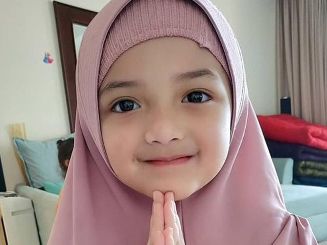 Foto Anak Kecil Perempuan Lucu Berhijab