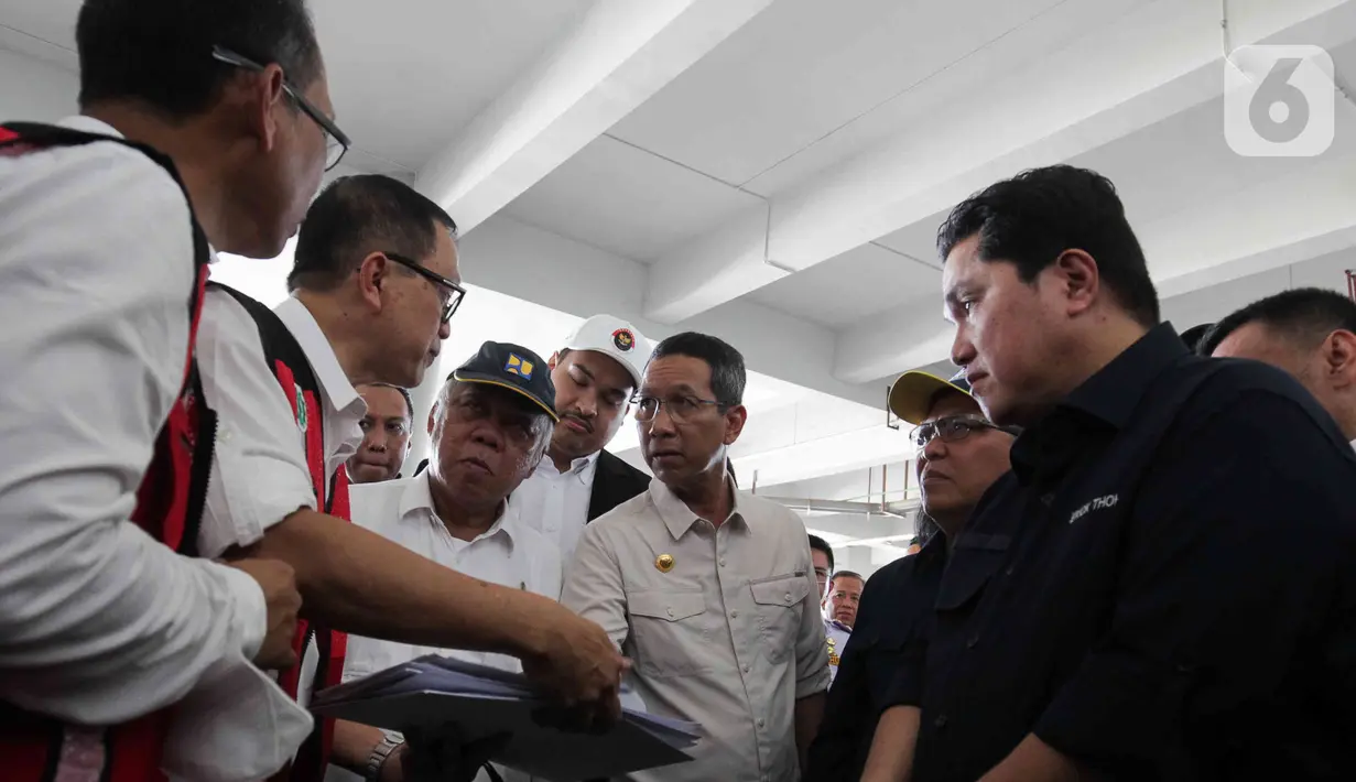 Ketuas PSSI, Erick Thohir didampingi PJ Gubernur DKI Jakarta Heru Budi berbincang dengan 
Menteri Pekerjaan Umum dan Perumahan Rakyat (PUPR) RI Basuki Hadimuljoyo saat meninjau akarta International Stadium (JIS) di Tanjung Priok, Jakarta, Selasa (4/7/2023). (Liputan6.com/Herman Zakharia)