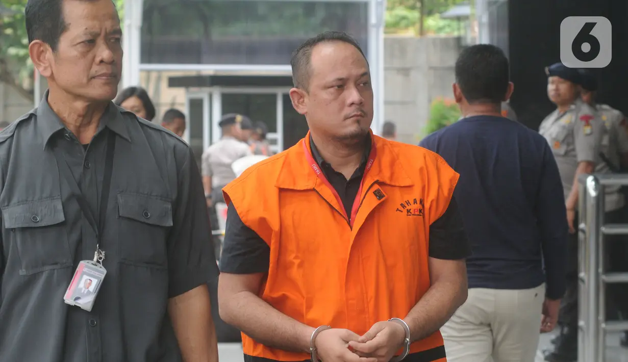 Kasubbag Protokol Pemerintah Kota Medan nonaktif, Syamsul Fitri Siregar dikawal petugas akan menjalani pemeriksaan oleh penyidik di Gedung KPK, Jakarta,  Rabu (6/11/2019). Syamsul diperiksa sebagai saksi untuk tersangka Wali Kota Medan Dzulmi Eldin. (merdeka.com/Dwi Narwoko)