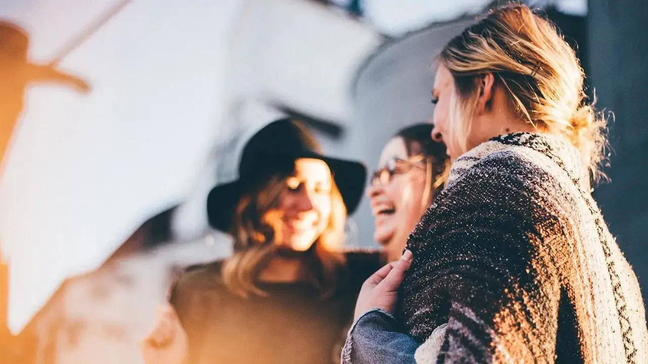 Cara Memancarkan Aura Positif, Pelajari Kunci yang Membuat Perempuan Lebih Menarik