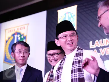 Gubernur DKI Jakarta Basuki Tjahaja Purnama (kedua kanan) berbincang bersama Dubes Inggris untuk Indonesia Moazzam Malik (kanan) pada peluncuran tiga proyek LRT, Velodrome dan Lapangan di Gedung KNPI, Jakarta, Rabu (22/6). (Liputan6.com/Faizal Fanani)