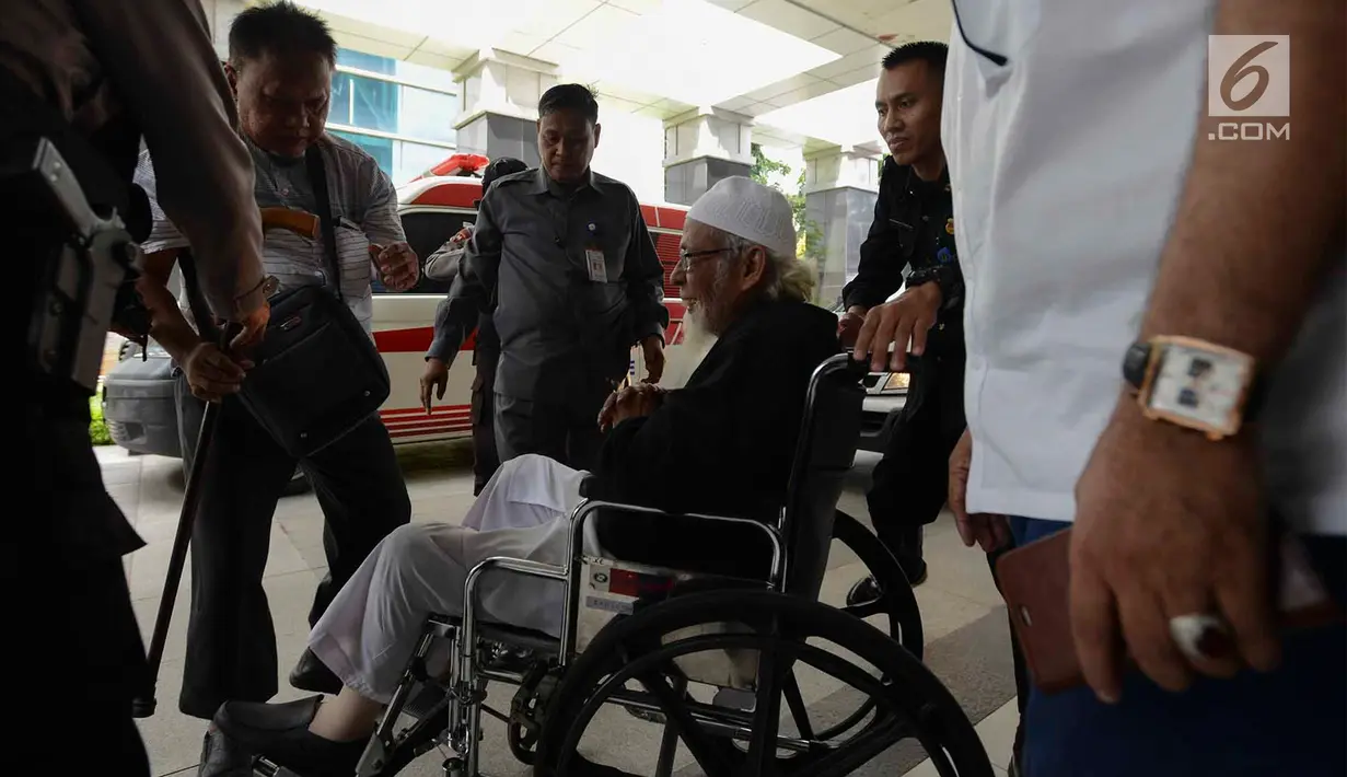 Abu Bakar Ba'asyir menggunkan kursi roda saat tiba di RSCM Kencana, Jakarta, Selasa (29/1). Abu Bakar Ba'asyir akan menjalani pemeriksaan kesehatan secara rutin untuk memeriksa kesehatannya pertiga bulan. (Merdeka.com/Imam Buhori)