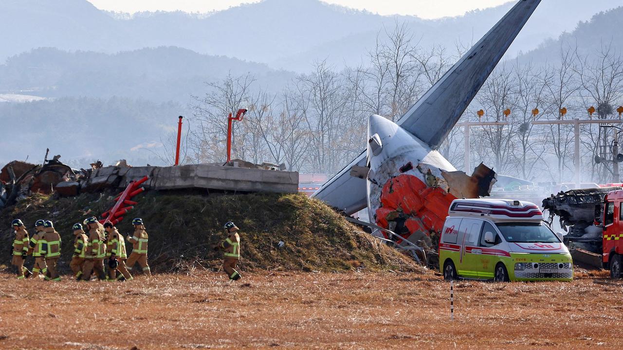 Tim SAR Evakuasi Korban Pesawat Jeju Air yang Jatuh Terbakar